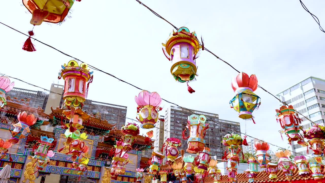 linternas coloridas colgando en el templo de wong tai sin