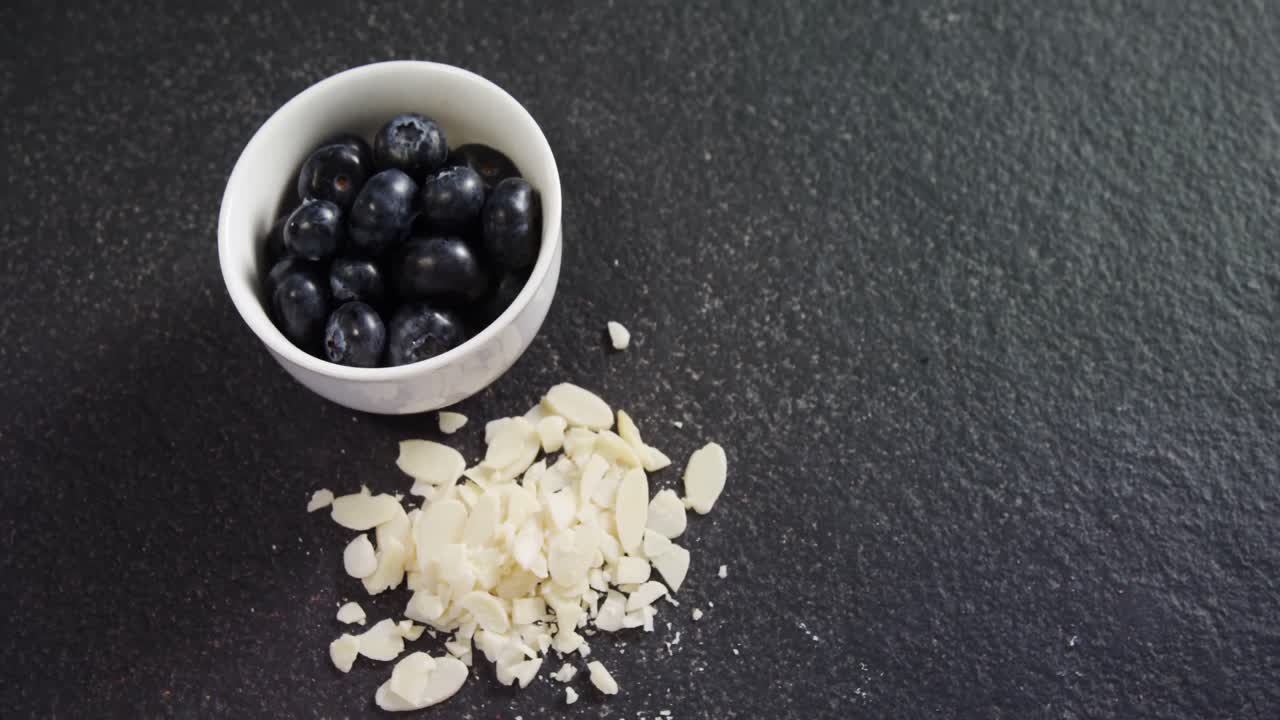 말린 과일 4k와 함께 그 ⁇ 에 블루베리