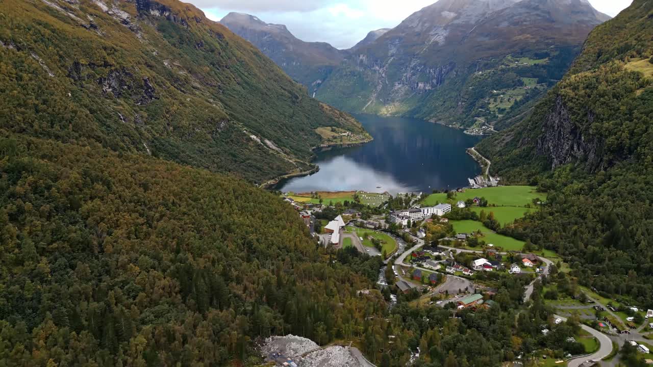vista aérea sobre el pueblo de gieranger en la cabecera del fiordo de geiranger, noruega
