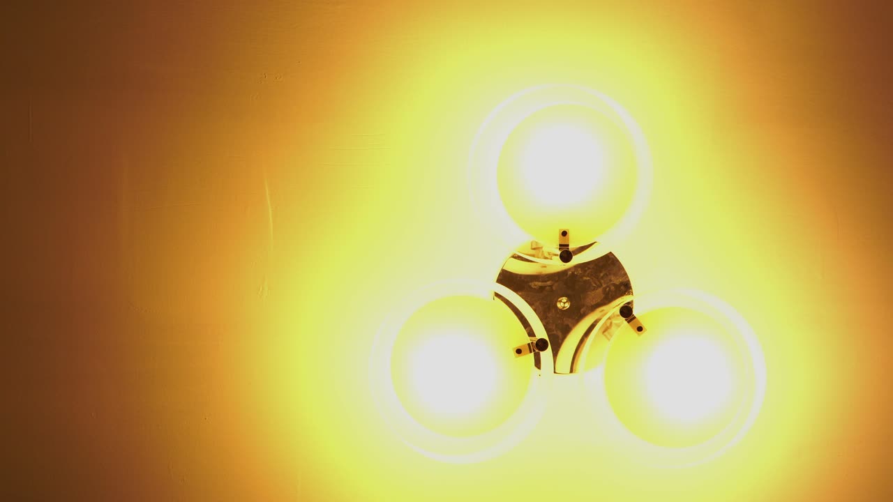 천장 조명은 켜지고 꺼집니다.