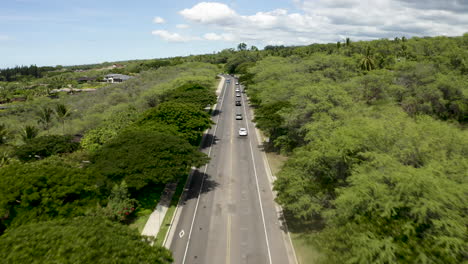 Jeep-Fährt-Auf-Einer-Straße-Durch-Hawaii