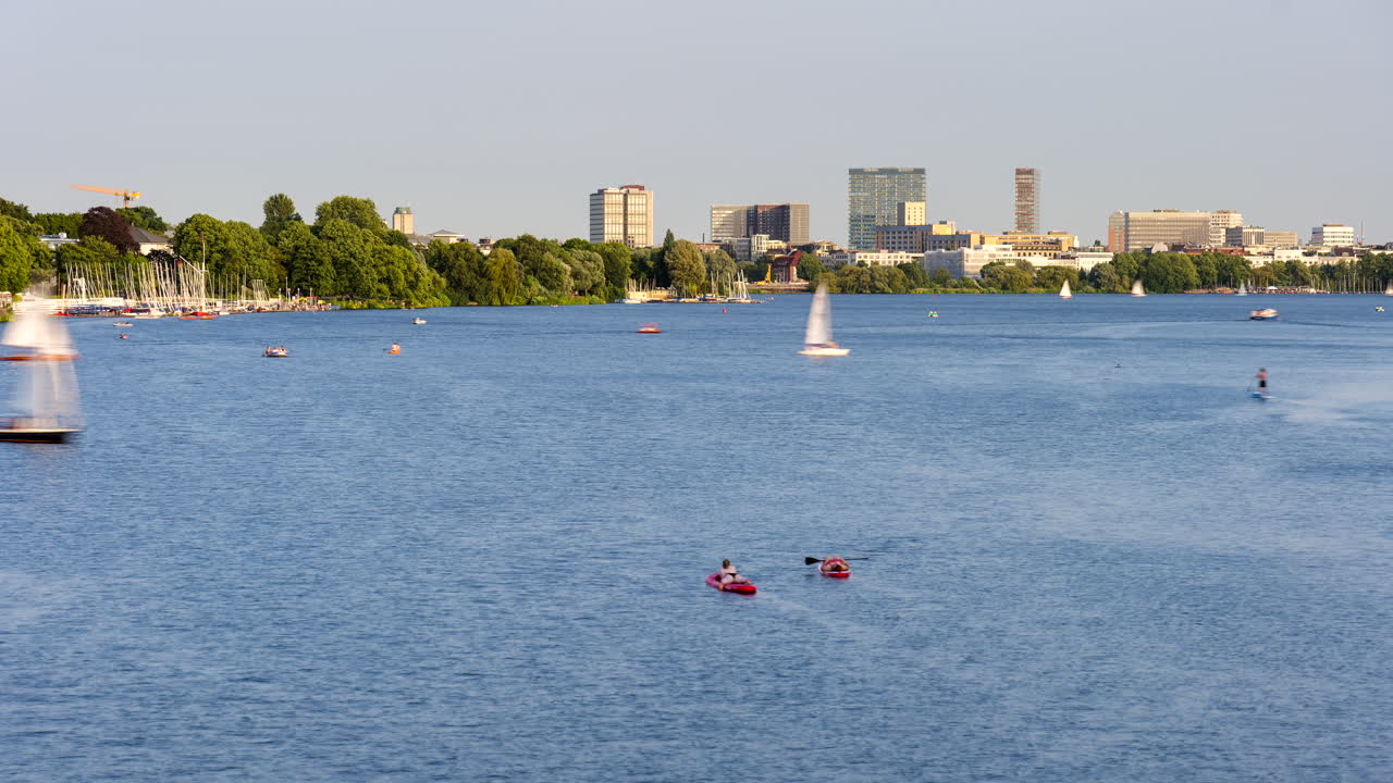 독일 함부르크에서 화창한 날 많은 범선과 카누가 지나가는 아우세날스터의 아름다운 시간 경과