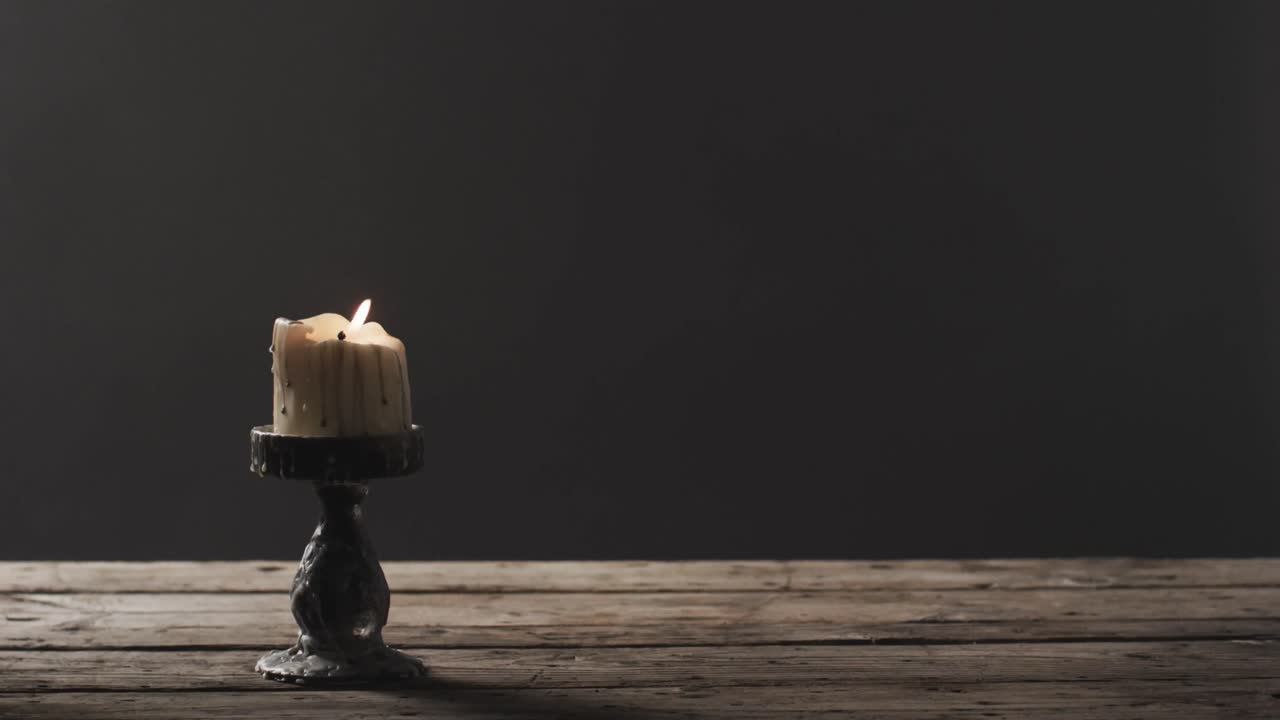 видео свечи хэллоуина с дымом и копировальным пространством на деревянном и черном фоне