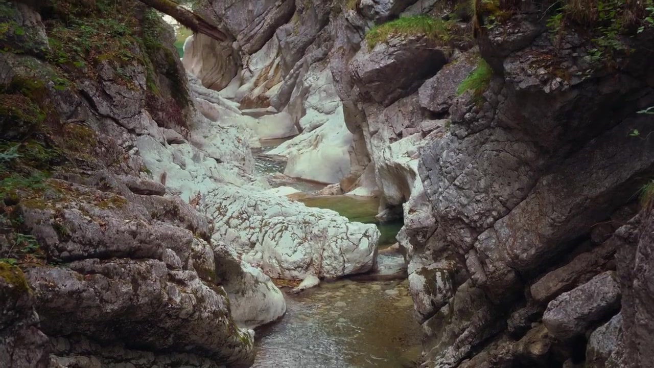 Gola di torrente di montagna selvaggio attraverso le rocce calcaree di Rettenbachklamm in Austria.