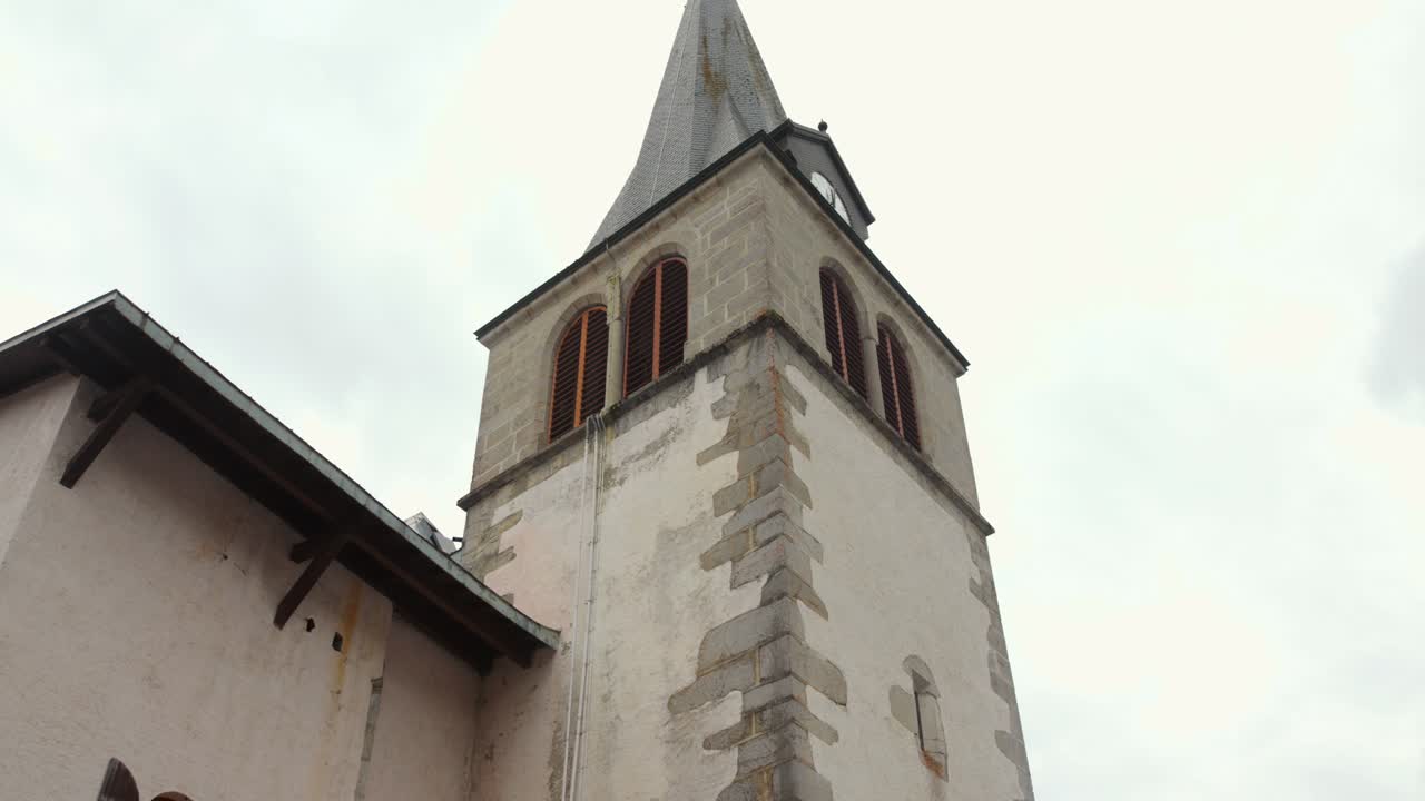 프랑스의 아름다운 레스 마을에 있는 교회 타워 벨의 낮은 각도 촬영