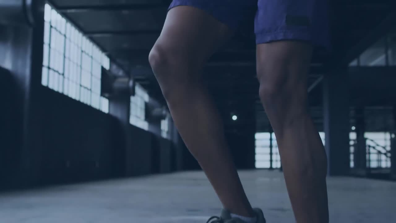 animación de hello hello texto sobre hombre de raza mixta saltando la cuerda