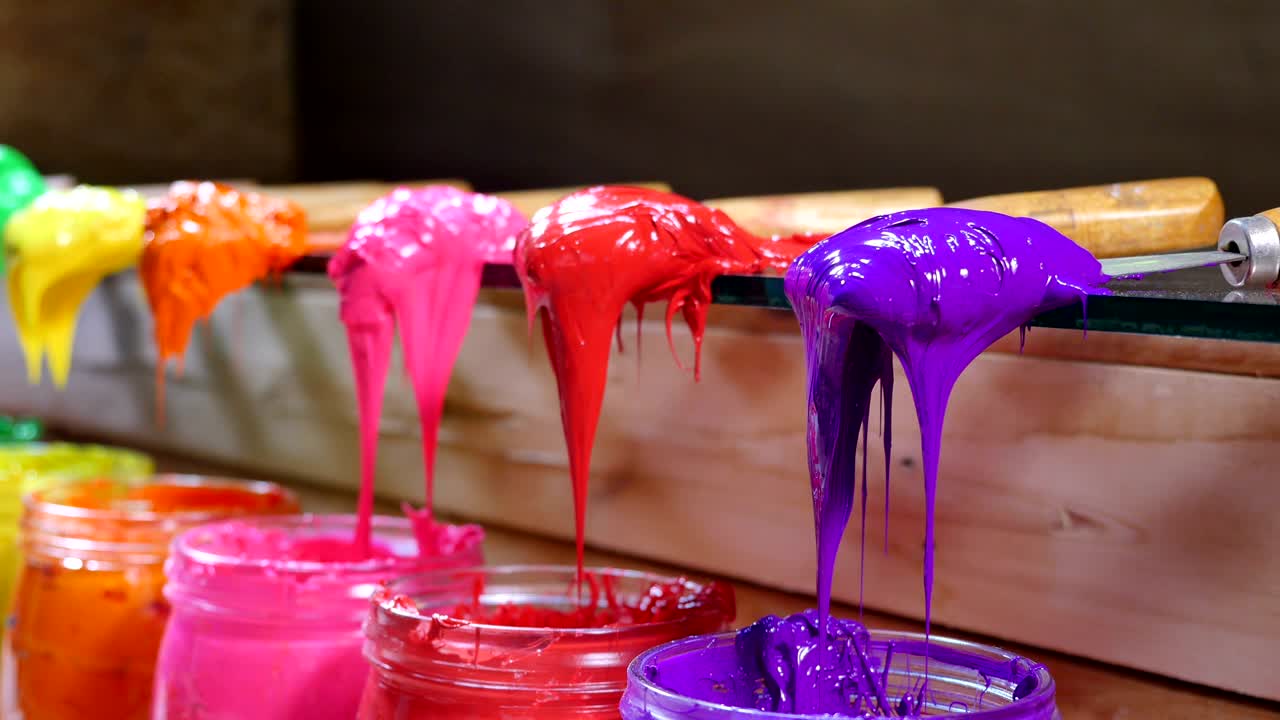 el color púrpura de la tinta de plastisol está goteando