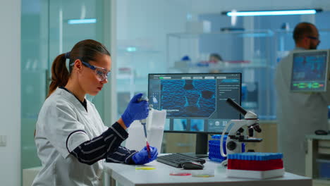 científico en un laboratorio médico modernamente equipado examinando una muestra