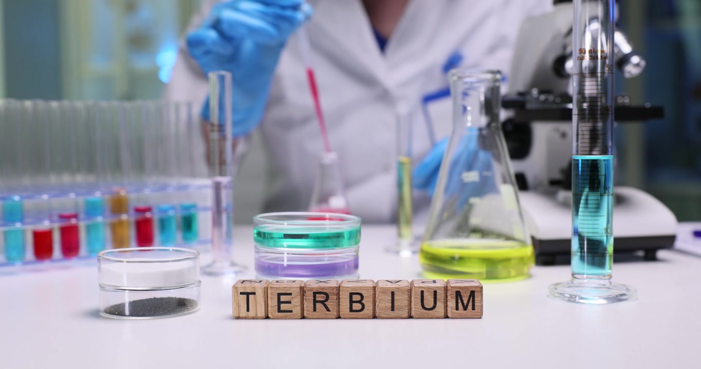 Conduzione di un esperimento approfondito di chimica del terbio in un ambiente di laboratorio ben organizzato e curato