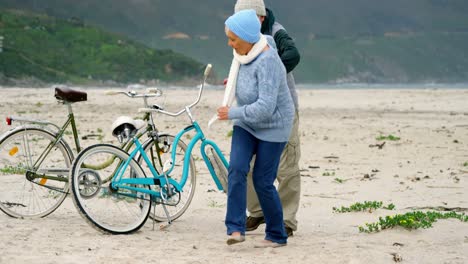 Feliz-Pareja-De-Ancianos-Divirtiéndose