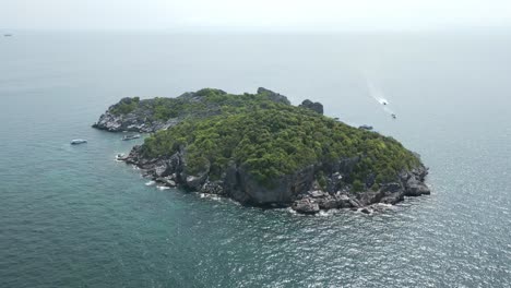 vista panorámica aérea cinematográfica del paisaje de las islas en el parque marino de ang thong tailandia