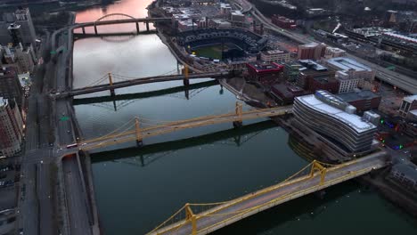 Inclinación-Aérea-Hacia-Arriba-Para-Revelar-Los-Puentes-De-Pittsburgh