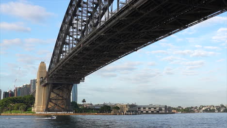 Ein-Kleines-Schnellboot-Fährt-Unter-Der-Sydney-Harbour-Bridge-In-Australien-Hindurch