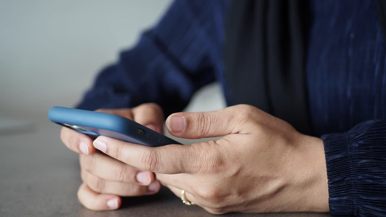 스마트 폰을 사용하는 여성