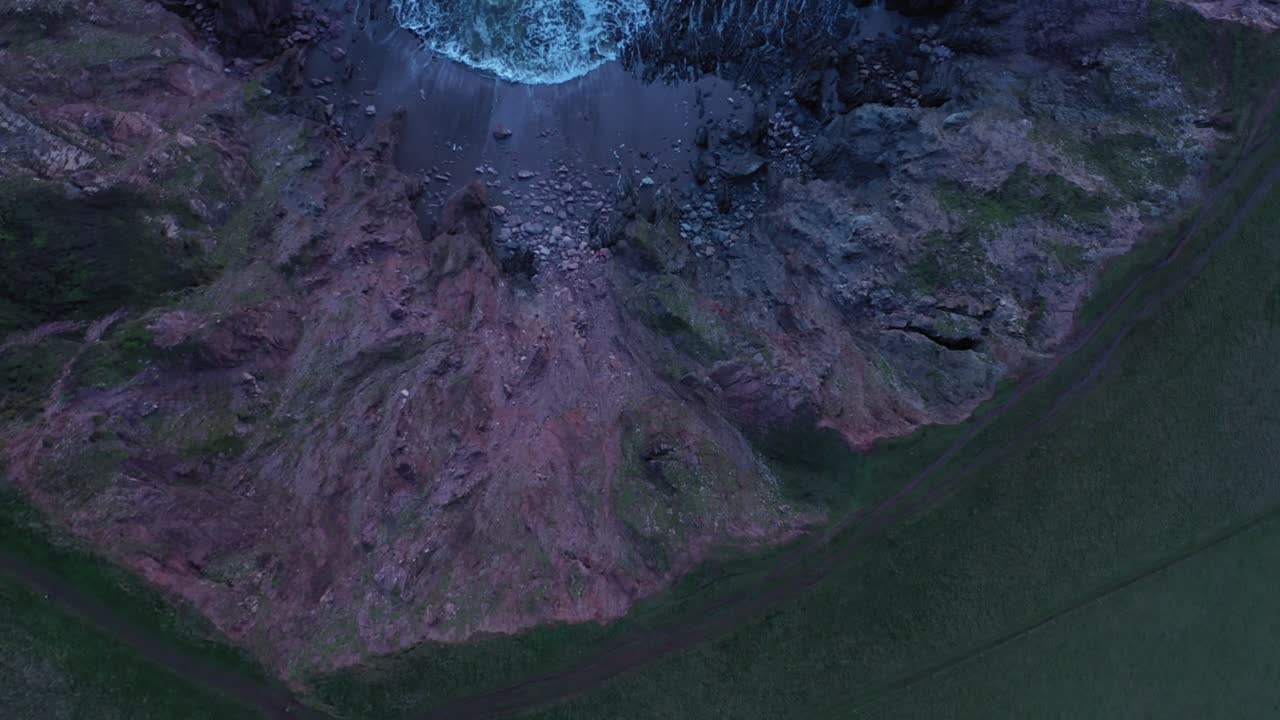 imágenes de arriba hacia abajo de la última luz de los acantilados y el mar en challoborough filmadas por drones