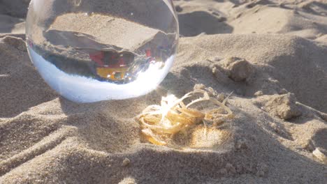 virutas de madera quemadas usando energía solar de la luz del sol a través de la bola de la lente - cerrar