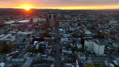 Vista-Aérea-De-Lectura,-Pennsylvania-Al-Atardecer