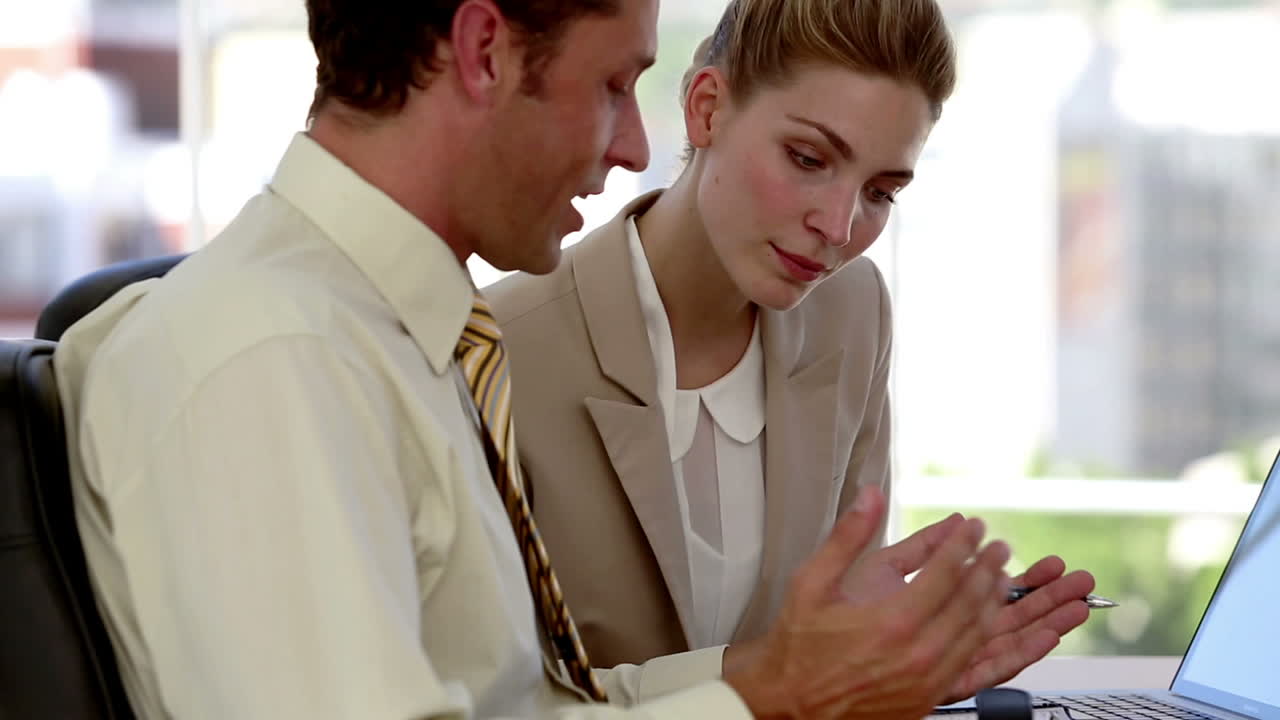 бизнесмен и женщина разговаривают вместе