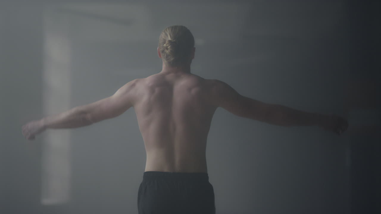 deportista descansando después del entrenamiento. hombre de fitness caminando en el edificio del ático