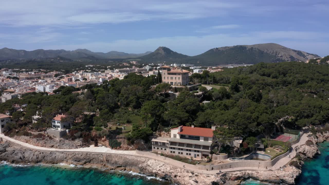 Villa March em Cala Rajada com belas águas e montanhas ao fundo