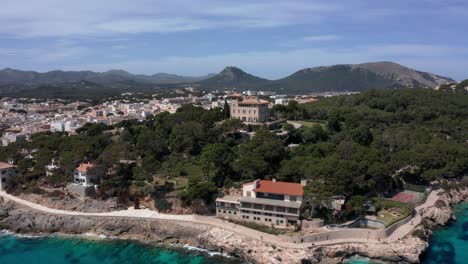 Villa-March-En-Cala-Rajada-Con-Hermosas-Aguas-Y-Montañas-Al-Fondo