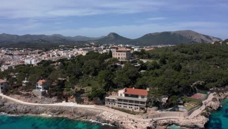 villa march en cala rajada con hermosas aguas y montañas al fondo