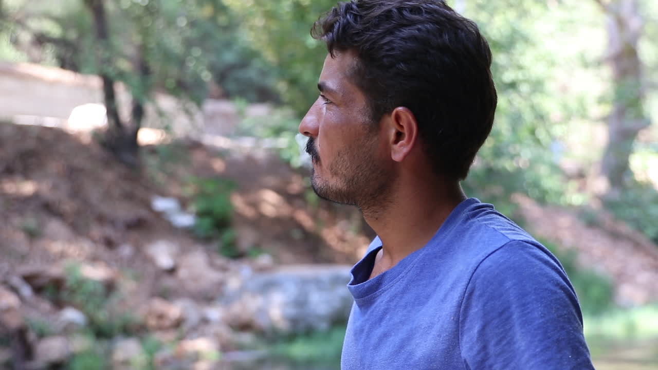 hombre fumando un bosque de cigarrillos 1