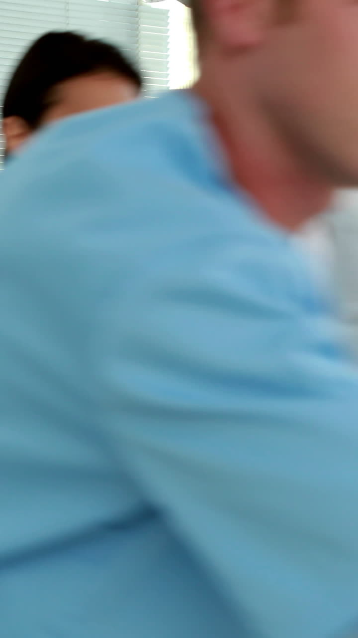 equipo médico llevando al paciente a la cama