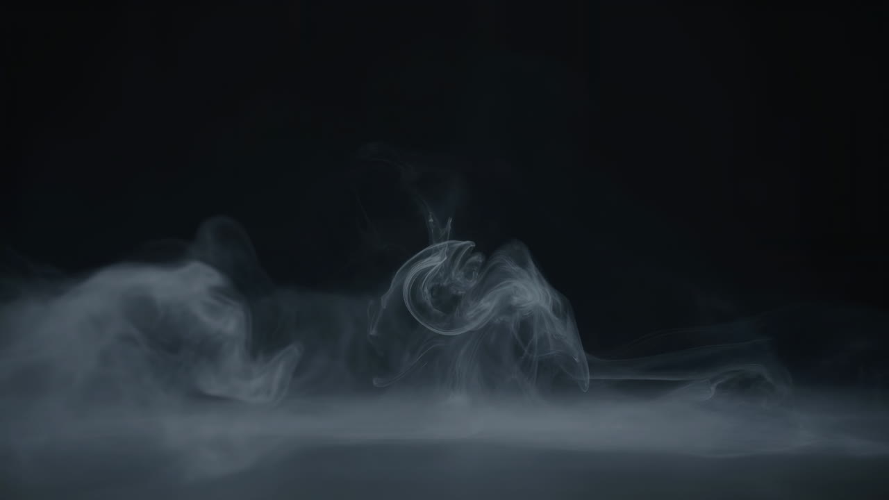 Fumo bianco etereo che vortica su uno sfondo scuro