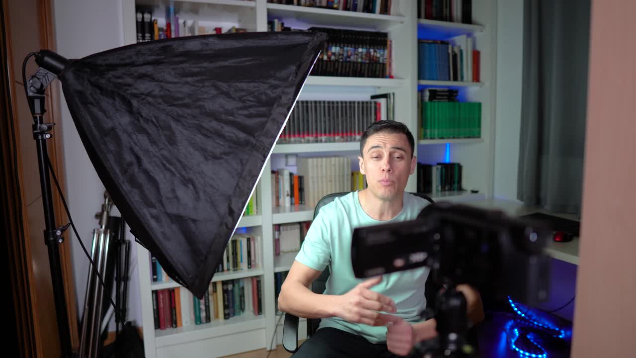 Pria Merekam Video di Studio Rumahan dengan Kamera dan Softbox