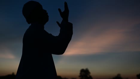 silueta joven musulmán asiático