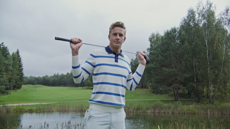 Uomo che impugna una mazza da golf su un campo da golf