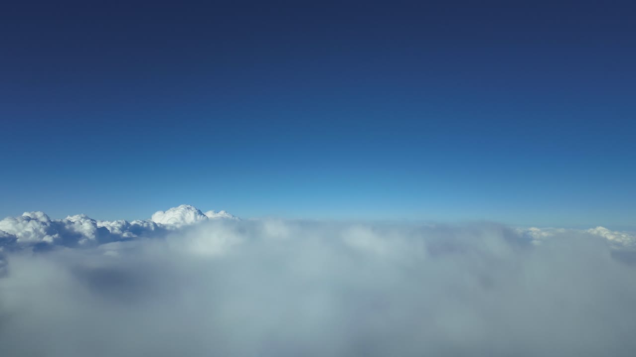 일부 구름 위에서 초음속 비행