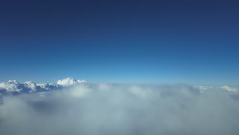 Vuelo-A-Velocidad-Supersónica-Sobre-Algunas-Nubes