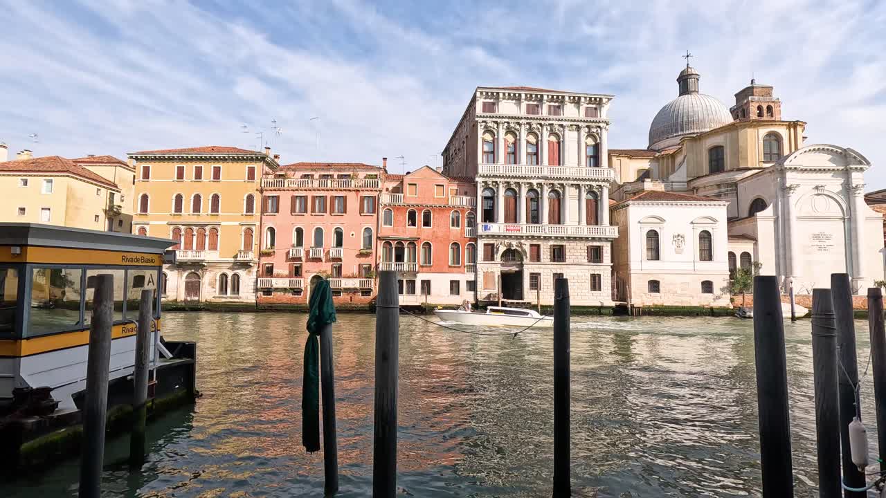 배 는 운하 를 따라 역사적 인 건물 들 을 지나간다