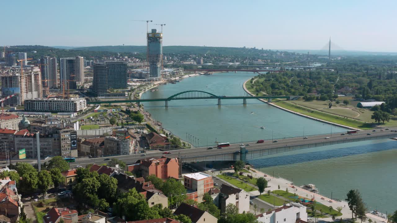vista aérea de belgrado y el río sava con la cruz de la catedral de san miguel en el primer trimestre