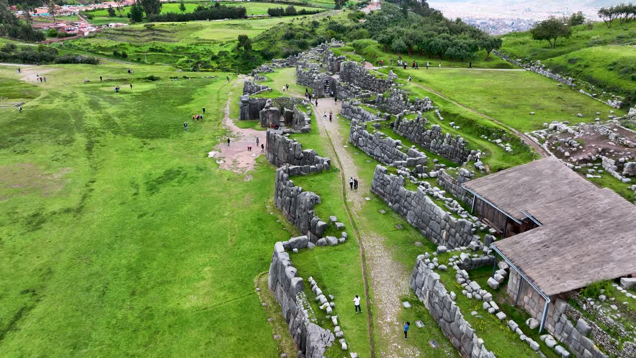 sacsayhuaman o saqsaywaman es una de las construcciones de ruinas incas como machu picchu