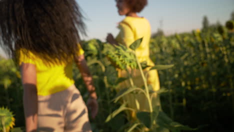 mujeres en un campo de girasoles