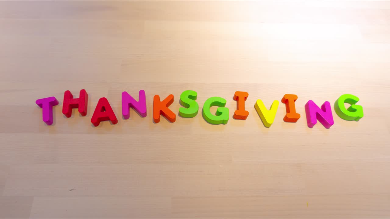 Animazione stop motion di testo del Ringraziamento, parole che saltano per un concetto di festività.