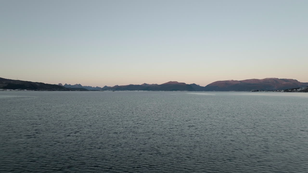 노르웨이 nordland 카운티 sortland 마을의 극지방 밤에 피요르드 상공 비행