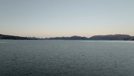 노르웨이 nordland 카운티 sortland 마을의 극지방 밤에 피요르드 상공 비행