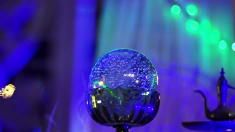 la plataforma rodante a través de la tela hasta la bola de cristal y el soporte para ungüento