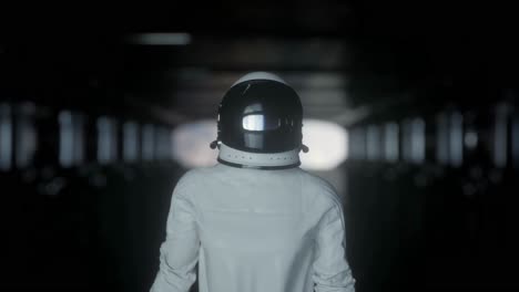 Der-Astronaut,-Gekleidet-In-Einen-Makellos-Weißen-Raumanzug,-Schreitet-Zielstrebig-Durch-Die-Weiten-Des-Kosmos