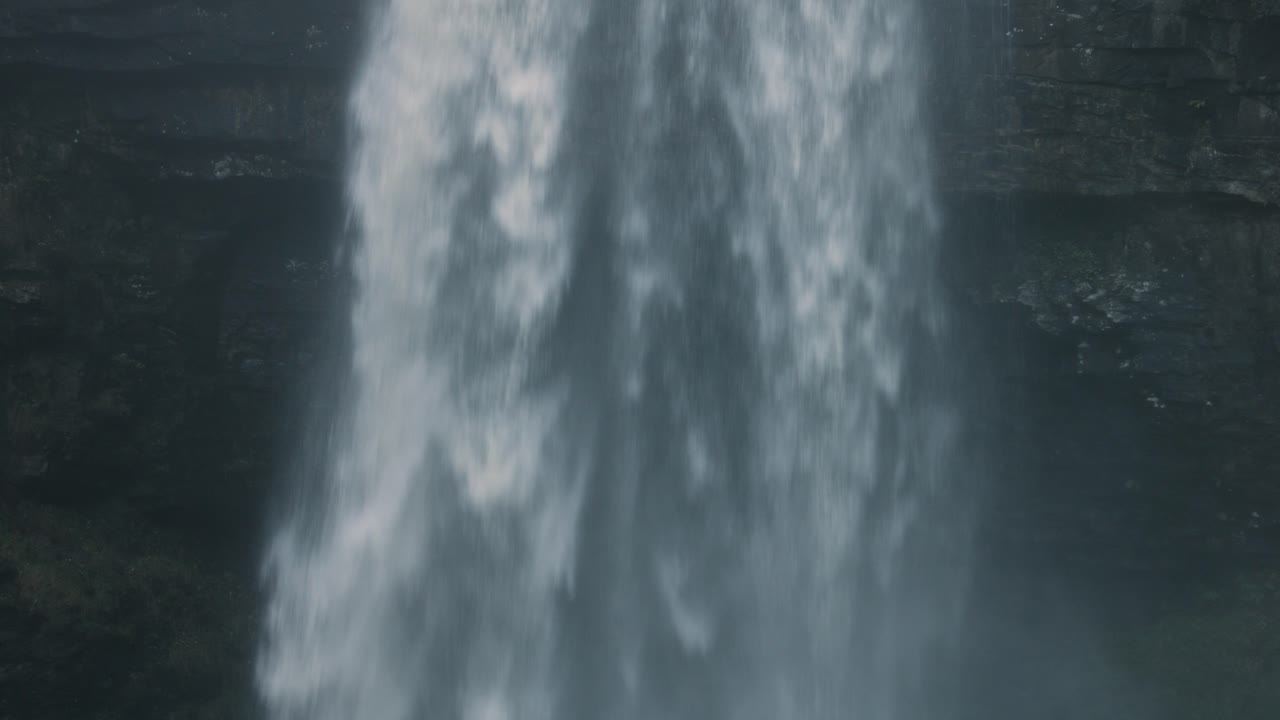 cara de la cascada que fluye desde el borde del acantilado en gales, reino unido 4k