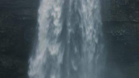 cara de la cascada que fluye desde el borde del acantilado en gales, reino unido 4k