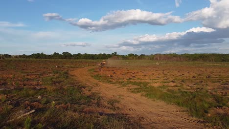 toma aérea de un avión no tripulado de una máquina de preparación de suelo que prepara tierras de agricultura en posadas de misiones argentina