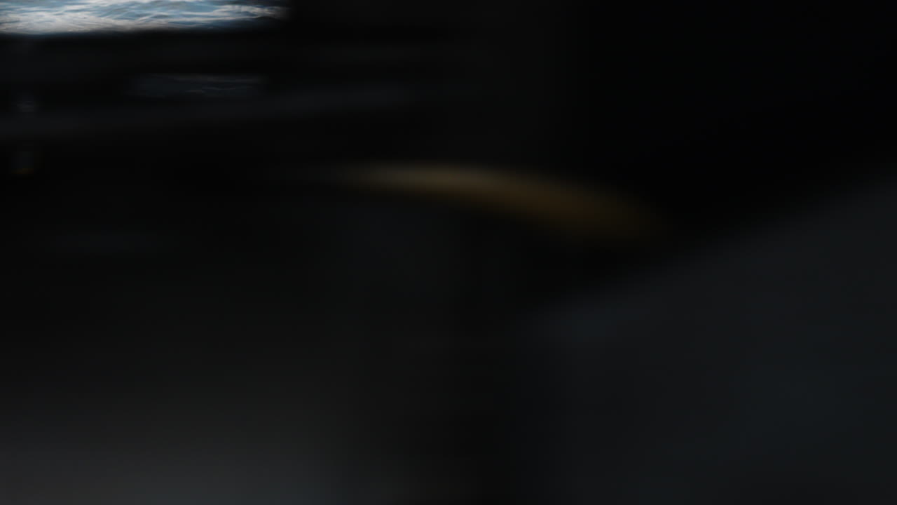 한  ⁇ 시 ⁇ 이 새로 잡은 물고기 바구니를 들어 올립니다.