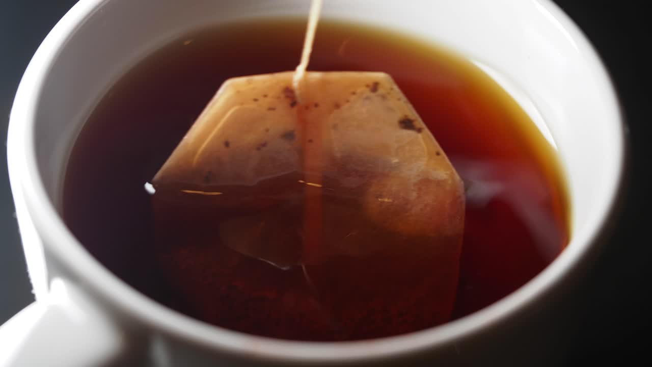 차 봉투와 함께 차 한 잔