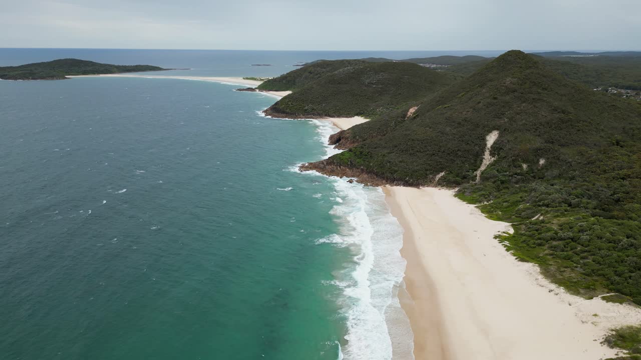 Ripresa aerea del Parco Nazionale Tomaree di Port Stephens con 3 spiagge, NSW, Australia