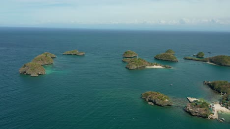 vista aérea ascendente del parque y resort de las cien islas en filipinas, 4k